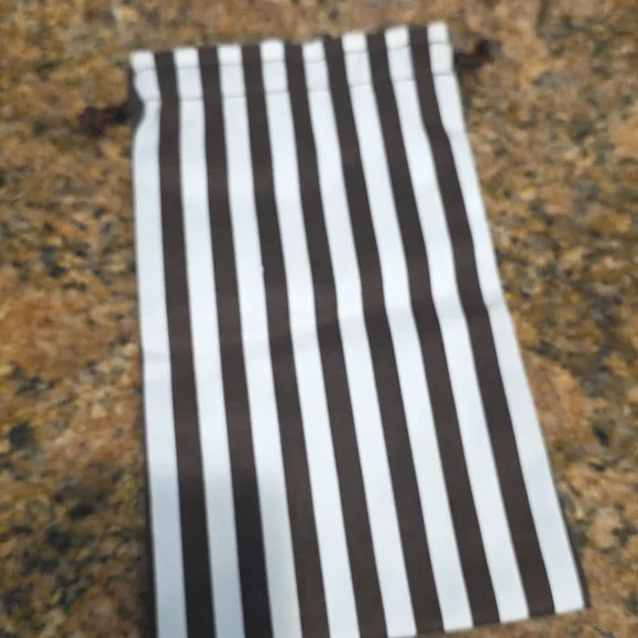 Henri Bendel Striped Box and Dust Bag - Picture 4 of 7